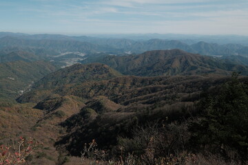 대한민국 한반도 태백산맥의 산봉우리 정상에서 바라본 푸른 하늘의 구름과 가을 낙옆 단풍 나무숲 능선의 광활하고 시원한 풍경 배경화면
