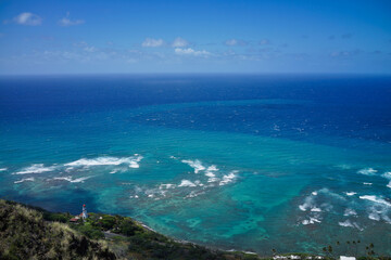 Fototapeta premium 海岸の灯台と青い海