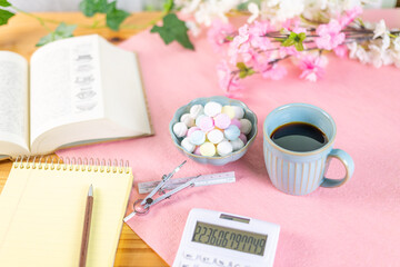 勉強道具と一緒に準備されたコーヒーと山盛りのラムネ