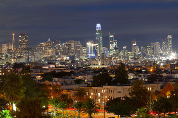 Obraz premium Dolores Park with San Francisco Downtown as Background at Night, San Francisco, California