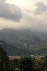 Naklejka premium The Misty Mountains boast lush greenery and cloudy skies, offering a breathtaking and peaceful view