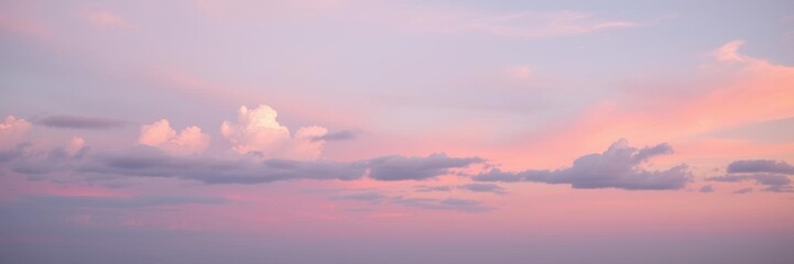 Naklejka premium Soft pink clouds in a serene sunset sky panorama, atmosphere, sky