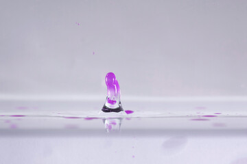 farbe tropfen wasser lila