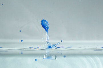 farbe tropfen wasser blau
