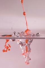 farbe tropfen wasser rot