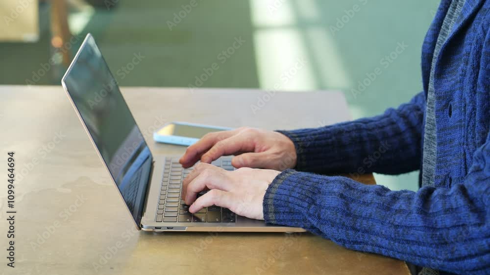 Leinwandbilder ノートパソコン、PC、DX、IT、エンジニア、カジュアル、学生、副業、資格、学習、勉強、チャット、メール、タイピング、レポート、テキスト、データ、情報、ファイル、キーボード、プログラミング、プログラマー、ビジネス、デジタル、トランスフォーメーション、テクノロジー、電子化、検索、リサーチ、研究、教育、eラーニング、人材、入力、仕事、オフィス、デスクワーク、手元、アップ、顔なし、ボディパーツ、大学、学