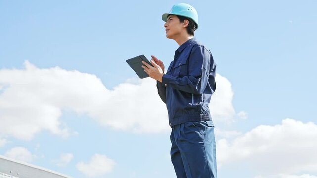 エンジニア、工場、タブレット、男性、ビジネス、技術者、建設、DX、テック、倉庫、作業員、工事、現場、日本人、青空、ビル、建物、デジタル、テクノロジー、環境、マンション、物流、産業、製造業、解体、ネットワーク、IIoT、IoT、システム、ERP、WMS、ICT、IT、AI、メンテナンス、点検、検査、仕事、電力、発電、インフラ、安全、ヘルメット、未来、データ、通信、建築、設計、作業服、人物