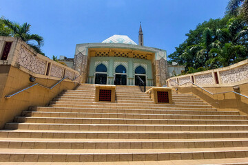 Obraz premium Ceramic stairs of a modern mosque against a blue sky