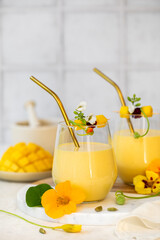 Smothie z mango i jogurtu podane w szklance