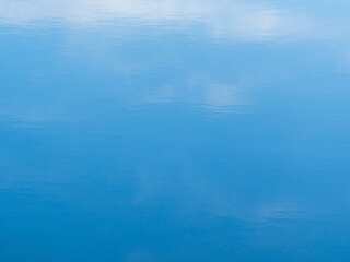 Obraz premium 池に映る青い空02