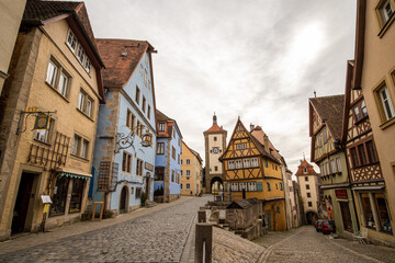 Fototapeta premium Verwinkelte, mittelalterliche Gassen in Rothenburg ob der Tauber
