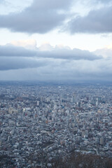 Obraz premium 札幌藻岩山山頂展望台からみた札幌のビル群の街並み