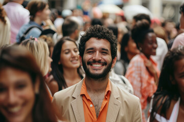 Obraz premium Happy man in crowd with cheerful expression in urban setting