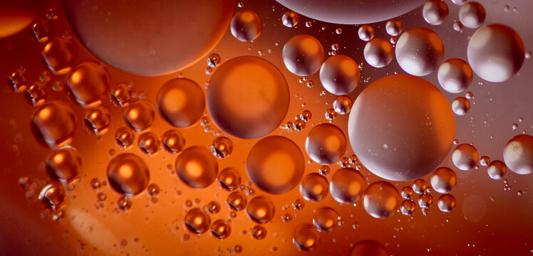 Macro immagine di gocce d'olio su una superficie d'acqua 