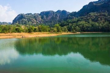 Obraz premium Views of clear water lakes, mountains and trees in the afternoon