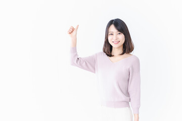 笑顔でグッドサインを示す若い女性