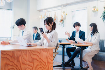 Fototapeta premium カフェで仕事をするビジネスパーソン