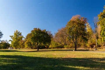 Fototapeta premium Valley Forge park with a bench and a sign
