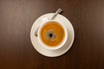 Frischer Kaffee duftet nach dunklen Aromen und bietet entspannung und belebt