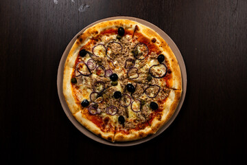 Pizza mit Gemüse Zucchini, Oliven und Auberginen