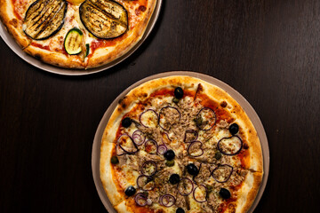 Pizza mit Gemüse Zucchini, Oliven und Auberginen