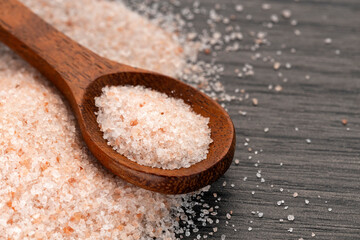 Fine salt and pink Himalayan crystals on the spoon.