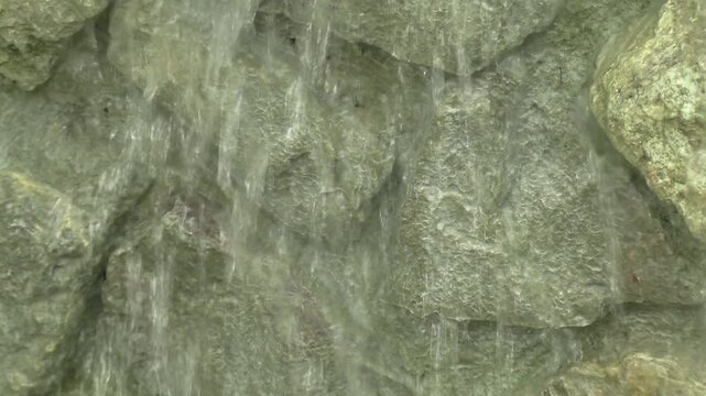 eau qui coule le long d'une paroi rocheuse