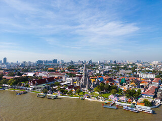 Obraz premium Aerial pagoda at Wat Arun buddhist Temple of dawn a tourist landmark with Chao Phra Ya river