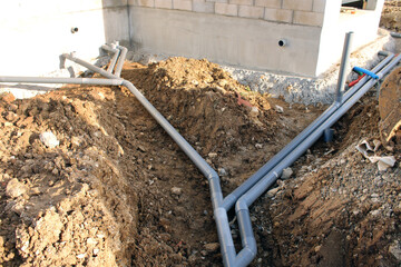 Tuyaux d'&eacute;vacuation pluvial et eaux us&eacute;es de la maison, chantier en construction