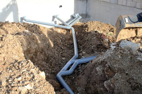 Tuyaux d'&eacute;vacuation pluvial et eaux us&eacute;es de la maison, chantier en construction