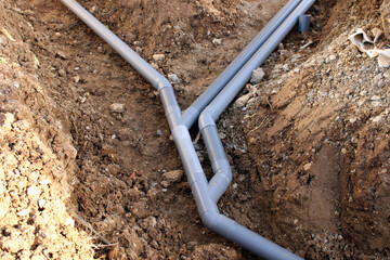 Tuyaux d'évacuation pluvial et eaux usées de la maison, chantier en construction