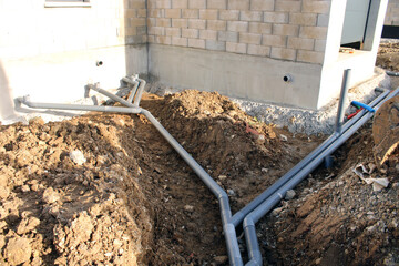 Tuyaux d'évacuation pluvial et eaux usées de la maison, chantier en construction