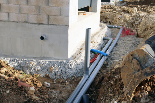 Tuyaux d'&eacute;vacuation pluvial et eaux us&eacute;es de la maison, chantier en construction