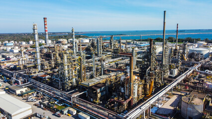 Obraz premium Visão aérea da Central Elétrica de Hidrogênio Fusina, em Veneza, Itália, destacando a moderna infraestrutura industrial voltada para a produção de energia limpa e sustentável