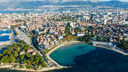 Fototapeta premium Visão aérea da cidade de Split, na Croácia, com foco na famosa Bacvice Beach, uma das praias mais icônicas da região.
