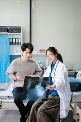 Obraz premium Doctor discussing treatment with male patient talks to discuss results or symptoms and sitting on examination desk