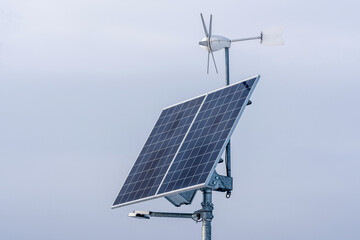Instalacje produkująco prąd w trakcie całkowitego zachmurzenia, wiatrak wraz turbiną produkują energie.   © Marcin