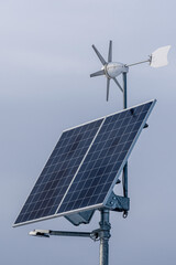 Instalacje paneli fotowoltaicznych instalacje słoneczna, z wbudowanym akumulatorem zasilające lampę lodową. 