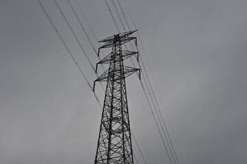 雨が降り出しそうな鉄塔