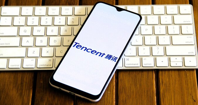 TENCENT - Tencent Holdings Ltd. em chin&ecirc;s: 腾讯; pinyin: T&eacute;ngx&ugrave;n, &eacute; um conglomerado tecnol&oacute;gico multinacional chin&ecirc;s e empresa holding sediada em Shenzhen. Uma das empresas de m&iacute;dia mais lucrativas.