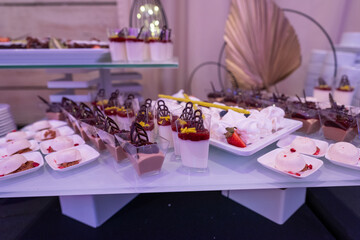 Catering st&oacute;ł z słodkimi rzeczami przekąski