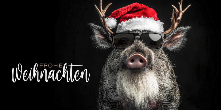 Frohe Weihnachten Urlaub Winter Gru&szlig;karte mit deutschem Text - Wildschwein mit Weihnachtsmannm&uuml;tze und Sonnenbrille, isoliert auf schwarzem Hintergrund