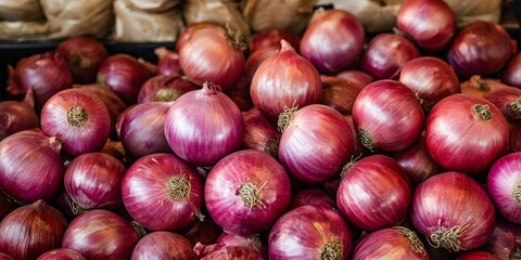 Obraz premium Red onions displayed in traditional markets, showcasing their vibrant color and freshness. Experience the allure of red onions in this captivating market setting. Perfect for culinary themes.