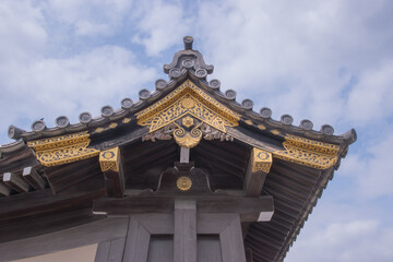 Fototapeta premium Ornate Golden Bird Designs and Wooden Craftsmanship at a japanese castle.