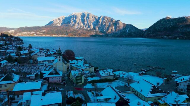 Berge am sch&ouml;nen Attersee in Ober&ouml;sterreich im Winter