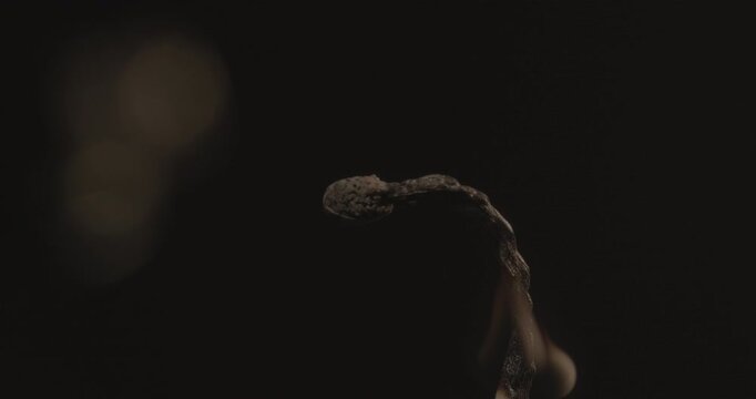 Allumettes avec orange, 50fps, gros plan.
consummation de l'allumette. 