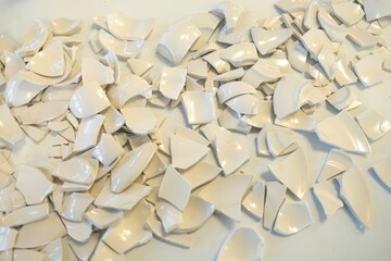 Obraz premium Broken break white ceramic dish in to many piece background