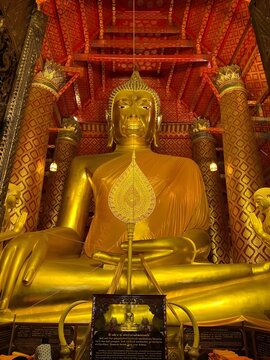 golden buddha statue