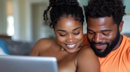 Obraz premium A happy couple enjoys time together as they relax on the couch, smiling and looking at a laptop screen while sharing a moment of connection and joy.
