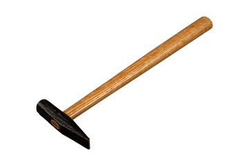 vista macro di un martello dal manico di legno e la punta in metallo, scontornato su sfondo...
